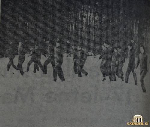 Nogometaši Mure se v snegu pripravljajo na spomladanski del sezone 1969/70.