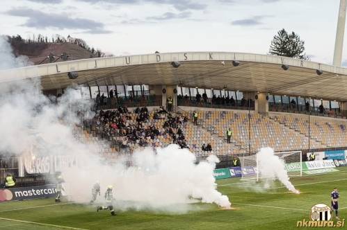 Tribuna z Murinimi navijači na 98. prvenstvenem derbiju Maribora in Mure.