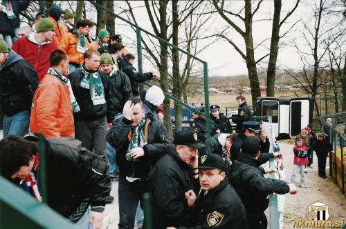 Green Dragonsi so bili stacionirani na severni tribuni.