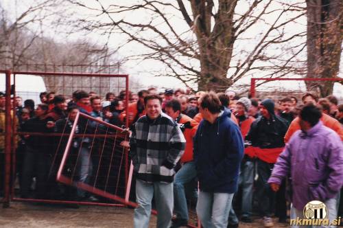Pristaši Mure za severno tribuno.