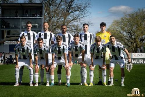 Začetna enajsterica Mure proti Olimpiji (04.04.2026).
Od leve stojijo: Proleta, Boben, Rose, Flis in Dermastija.
Od leve čepijo: Antolin, Korošec, Komljenović, Kurtović, Petrovič in Kouter.