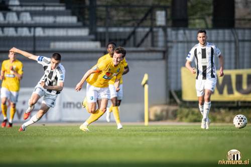 Borna Proleta v lovu za žogo. V ozadju je Jelić Balta.