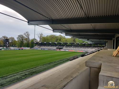 Pogled z nove tribune.