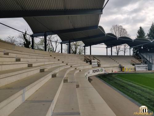 Severozahodna tribuna.