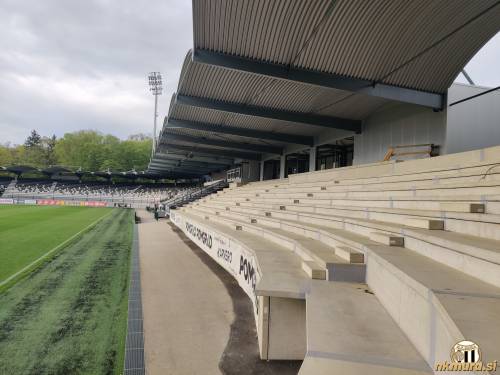 Severozahodna tribuna.