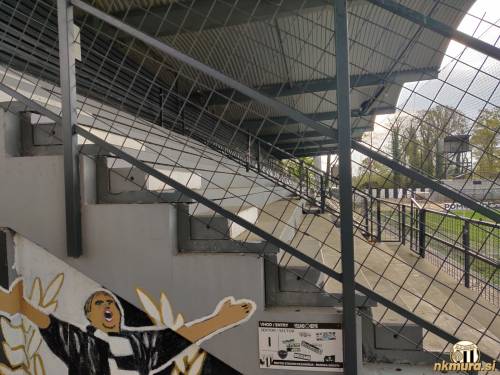 Pogled v sektor Black Gringosov na severni tribuni.