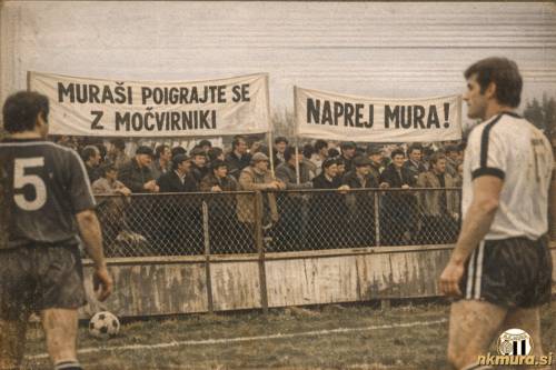Navijači Mure so v Ljubljani razvili dva transparenta. Fotografija ne prikazuje dejanskega stanja in je bila narejena s pomočjo umetne inteligence.