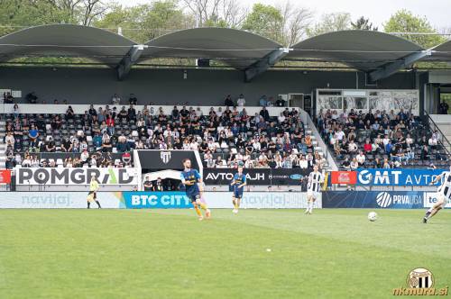 Pogled na zelenico in tribune na tekmi Mura : Celje.