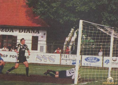 Prizor s 26. prekmurskega derbija med Muro in Potrošnikom. Marjan Dominko je takole v 30. minuti premagal Kristjana Zvera.