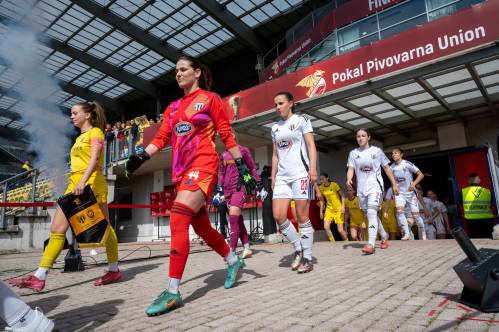 Prihod igralk na igrišče. V ospredju so Sara Nemet, Elena Paneska, Lana Kavaš in Yana Malakhova.