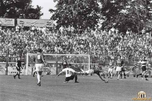 Vladimir Kokol zaustavlja igralca Olimpije.