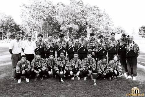 Zgornja vrsta od leve: Petar Brezić (tehnični vodja), Jože Karoli (trener), Goran Papič, Bojan Sočič, Dominik Pintarič, Tadej Kerčmar, Damjan Ošlaj, Marjan Žekš, Daniel Kovač, Dejan Nemec, Fabijan Cipot, Boris Juraković (tehnični vodja). Spodnja vrsta od leve: Aleš Erniša, Borko Sočič, Leon Banko, Simon Baranja, Sebastjan Vogrinčič, Matej Fras, Srečko Kovačec, Tomislav Glavica.
