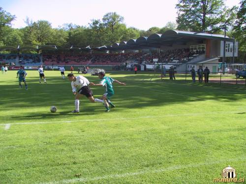Pogled na južno in glavno tribuno. V akciji sta Ermin Raković in Igor Lazić.