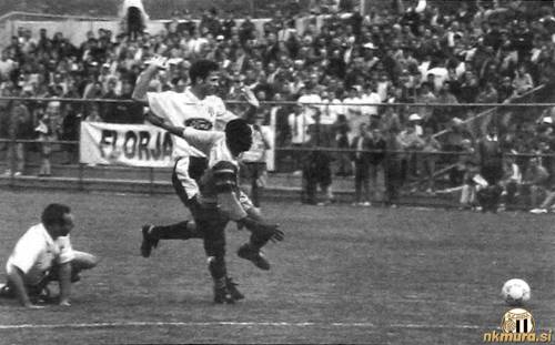 Prva tekma v Celju se je končala z 1:1. Na fotografiji sta Haris Alihodžić in  Roland N'toko. Na tleh je Andrej Poljšak.