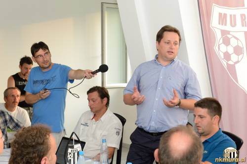 Robert Kuzmič na občnem zboru leta 2015. Mikrofon mu drži novinar Vestnika Tomo Köleš. Skrajno desno v modri majici je Denis Rajbar.