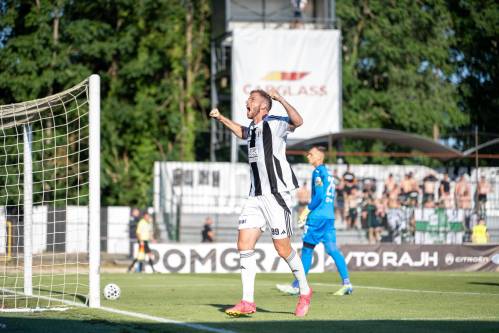 Robert Čakš se veseli zadetka proti Olimpiji.
