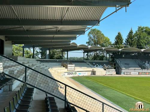 Montaža sedežev na severozahodni tribuni.