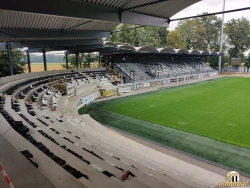 Pogled na tribuno in zelenico.
