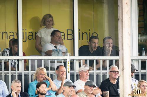 Predsednik Robert Kuzmič v družbi strateškega partnerja Nebojše Subotića in športnega direktorja Maria Rubeša na tekmi Brinje : Mura (16. 8. 2026).