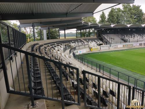 Severozahodna tribuna.