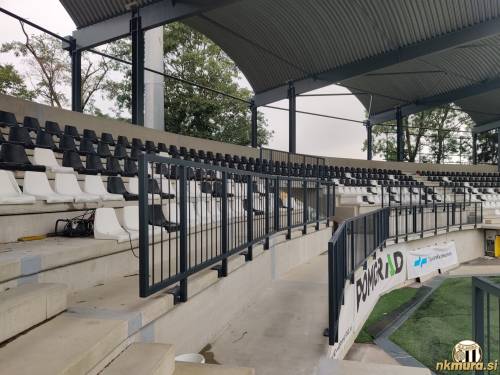 Severozahodna tribuna.