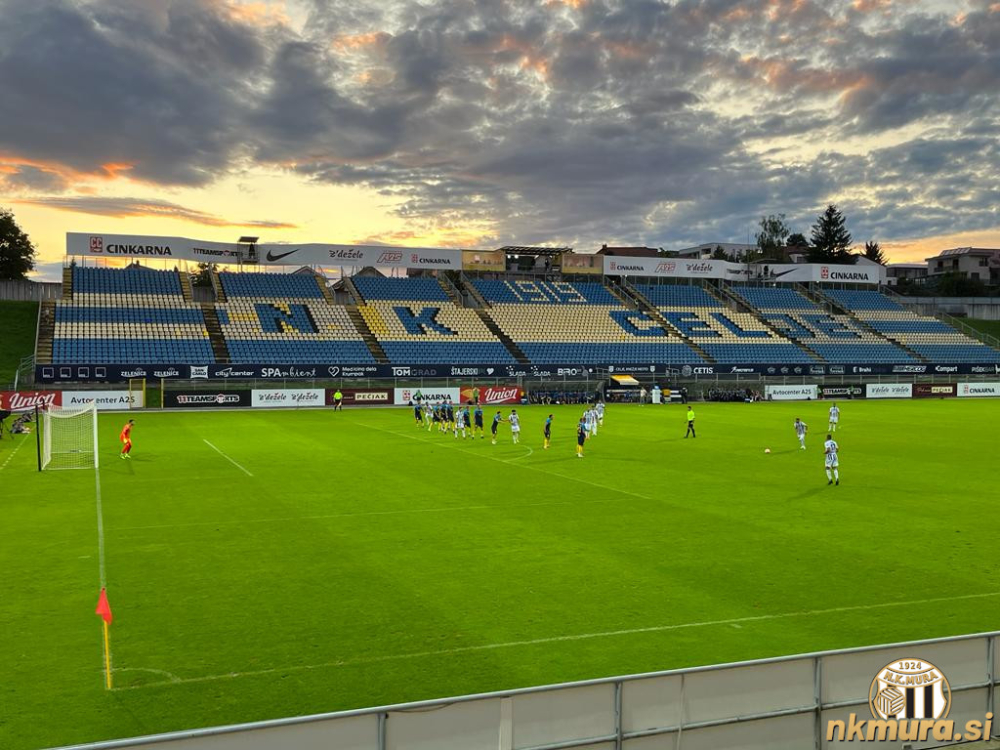 Eden redkih poskusov murašev v prvem polčasu.