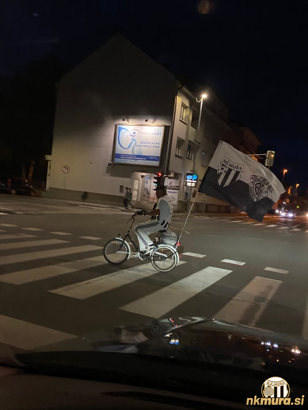 Prva oseba, ki jo je ulici videl Knut Schulz je bil navijač Mure na kolesu. Takrat si je dejal - to mesto in Mura sta nekaj posebnega.