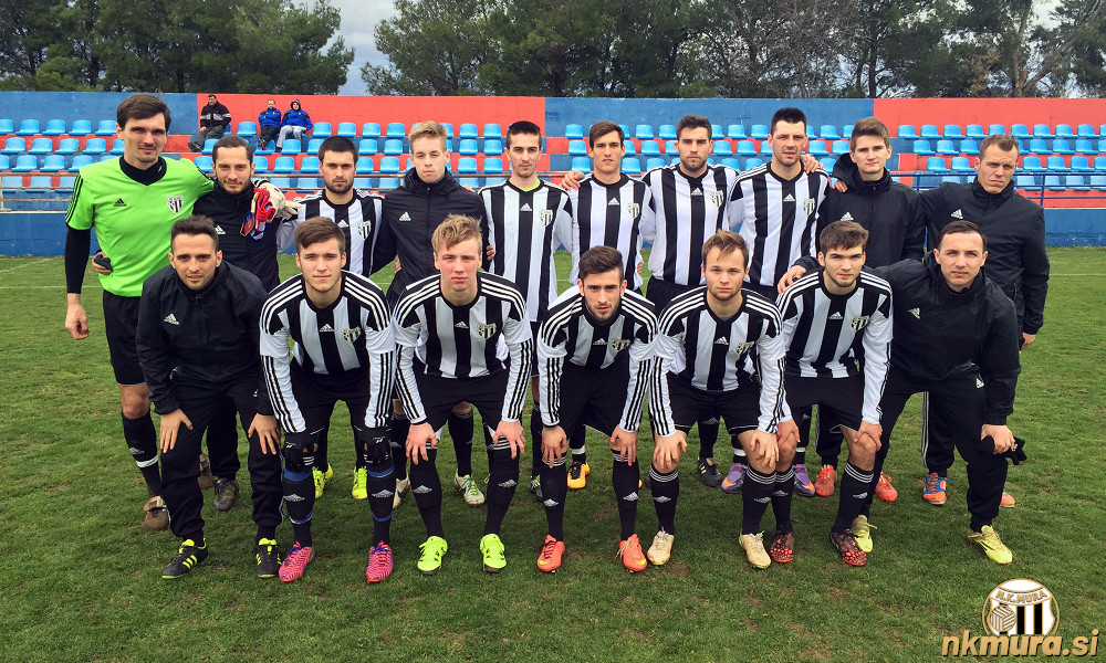 Nogometaši Mure na tekmi proti Hajduku Pridraga. Zgornja vrsta od leve: Aleš Luk, Luka Ivanič, Niko Kisilak, Tadej Cipot, Mihael Karas, Nikola Tompa, Saša Celec, Saša Lalović, Leon Šeruga, Denis Potrč. Spodnja vrsta: Danilo Šiško, Kevin Toth, Rok Kotnik, Alen Kozar, Niki Slana, Klemen Pucko in Darko Atanasov.