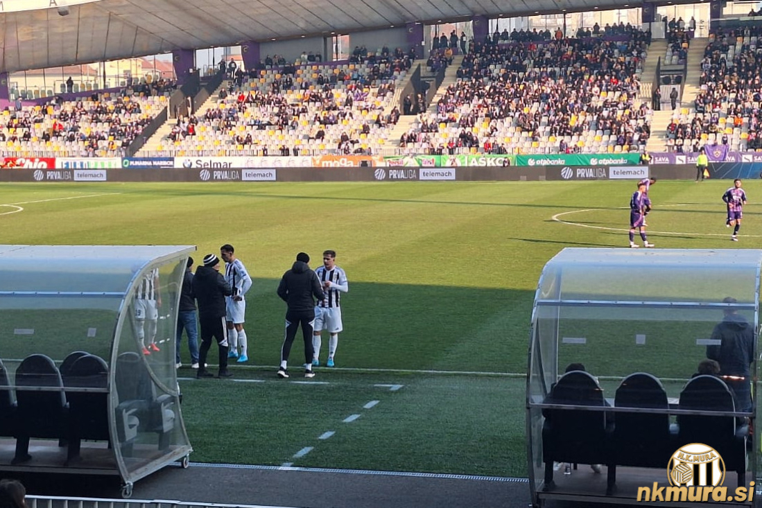 Trenutek oddiha v 20. minuti tekme med Mariborom in Muro, ko je zaradi poškodbe izgro zapustil Edin Julardžija. Trenutek oddiha v 20. minuti tekme med Mariborom in Muro, ko je zaradi poškodbe izgro zapustil Edin Julardžija.