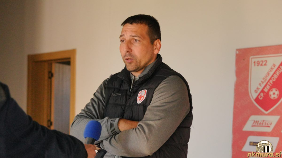 Ivan Kurtušić na enem izmed intervjujev kot trener FK Voždovac. Ivan Kurtušić na enem izmed intervjujev kot trener FK Voždovac.