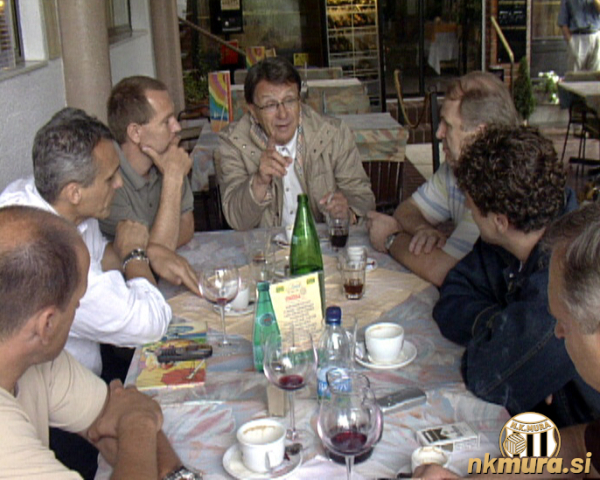 Miroslav Blažević v izbrani družbi v gostišču Šinjor. Miroslav Blažević v izbrani družbi v gostišču Šinjor.