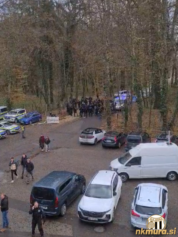 Po odhodu s stadiona so se zbrali pred glavnim vhodom, kjer jih je obkrožila policija. Po odhodu s stadiona so se zbrali pred glavnim vhodom, kjer jih je obkrožila policija.