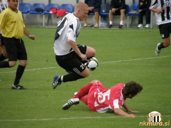 Ivo Prettner na tekmi proti Crveni zvezdi. Ivo Prettner na tekmi proti Crveni zvezdi.