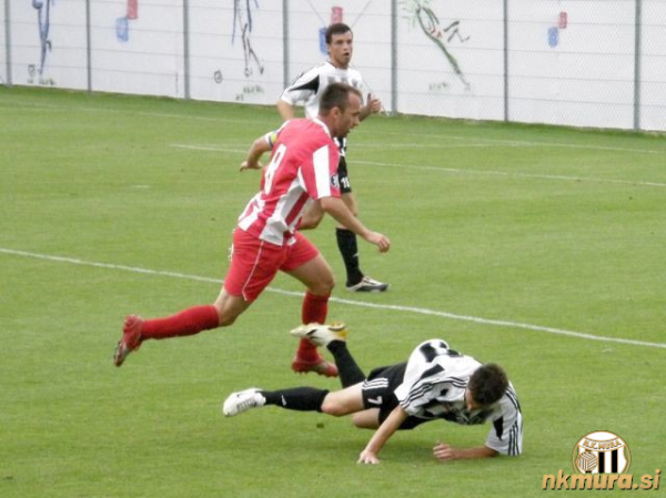 Utrinek s tekme med Muro in Crveno zvezdo. Utrinek s tekme med Muro in Crveno zvezdo.