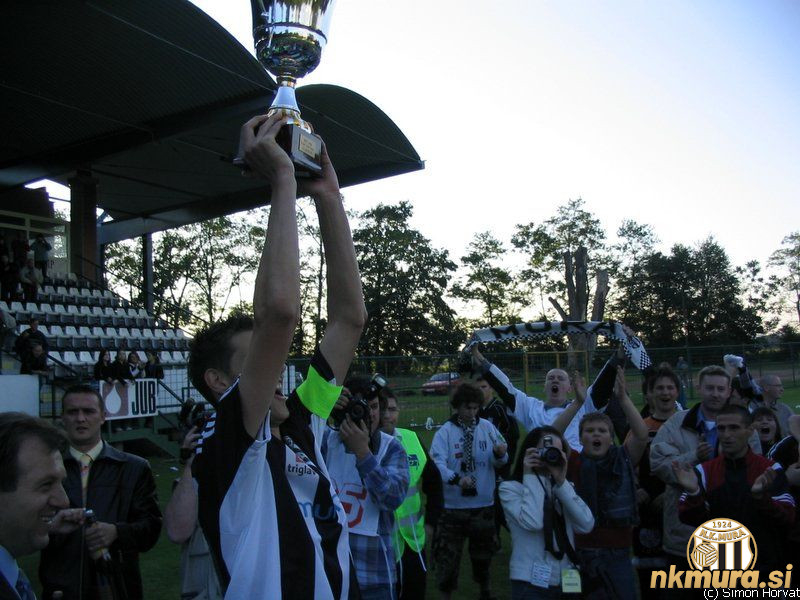 Marko Balažic dviga pokal za osvojeno prvenstvo v 3. SNL v sezoni 2005/6. Marko Balažic dviga pokal za osvojeno prvenstvo v 3. SNL v sezoni 2005/6.