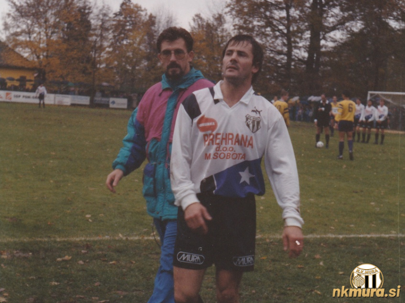 Zdravnik dr. Bojan Korošec in Jože Kosi na tekmi Mura : Maribor, 31. oktober 1992. Zdravnik dr. Bojan Korošec in Jože Kosi na tekmi Mura : Maribor, 31. oktober 1992.