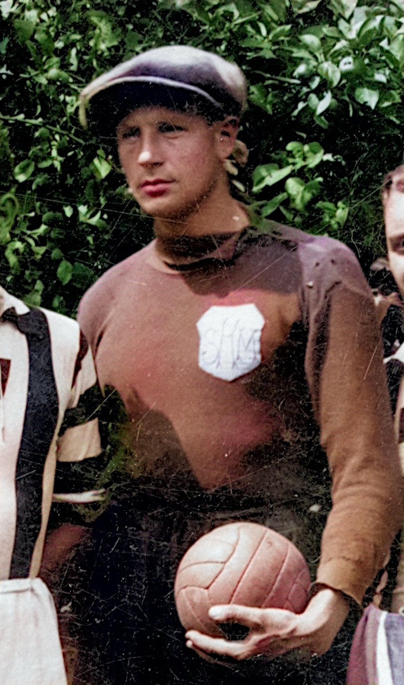 Vratar Mure Jože Kos (tudi Josip Kos) leta 1934. Na prsih je imel Murin grb s kraticami SKM. Njegov vnuk je znani športni delavec Zoran Kos. Fotografija je bila računalniško spremenjena v barvno.