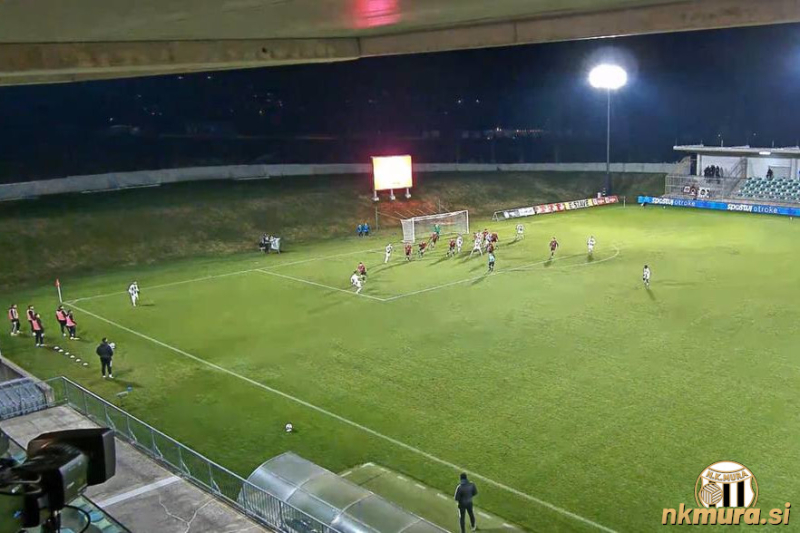 Sporna situacija iz katere je razvidno, da je bil v trenutku oddaje žoge zadnji igralec branilec Primorja.