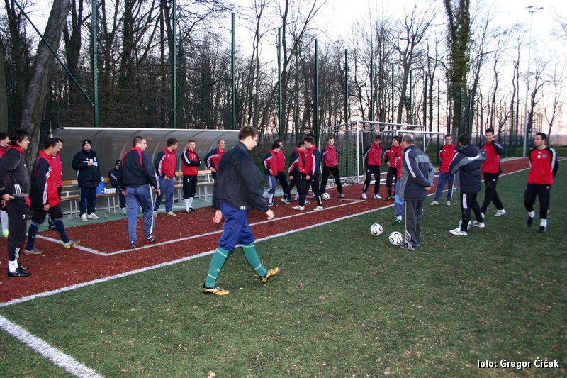 Prvi trening Mure v letu 2007 je potekal na igrišču z umetno travo.