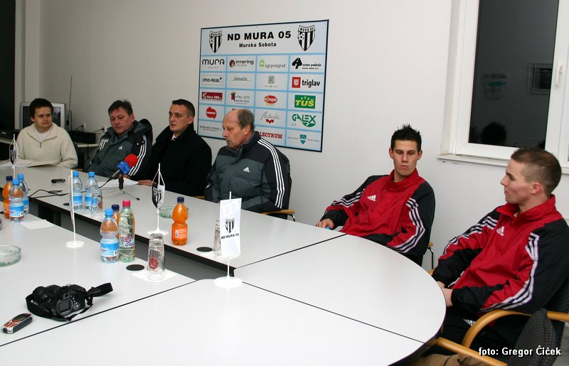 Novinarska konferenca ob pričetku priprav. Od leve: Simon Horvat (tiskovni predstavnik), Nedeljko Topić (pomočnik trenerja), Goran Gutalj (športni direktor), Milan Koblencer (trener), Marko Balažic in Denis Žilavec.