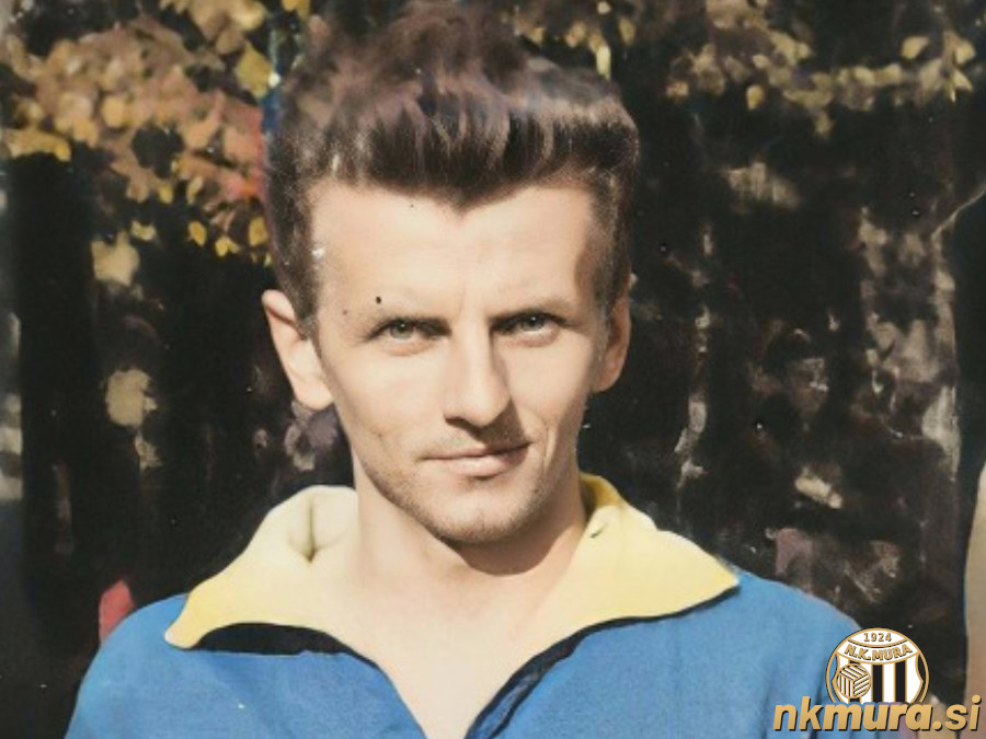 Feri Maučec v petdesetih letih v dresu Mure. Mura je takrat pogosto igrala v modrih dresih. Fotografija je bila računalniško spremenjena v barvno. Feri Maučec v petdesetih letih v dresu Mure. Mura je takrat pogosto igrala v modrih dresih. Fotografija je bila računalniško spremenjena v barvno.