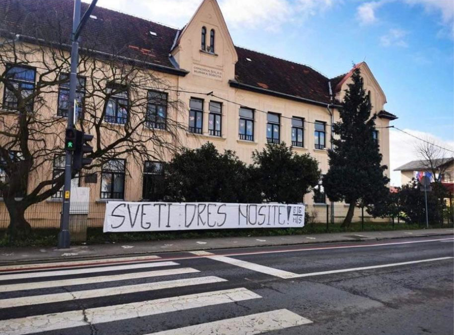 Igralce Mure je danes zbudil napis pred drugo osnovno šolo v Murski Soboti. Igralce Mure je danes zbudil napis pred drugo osnovno šolo v Murski Soboti.