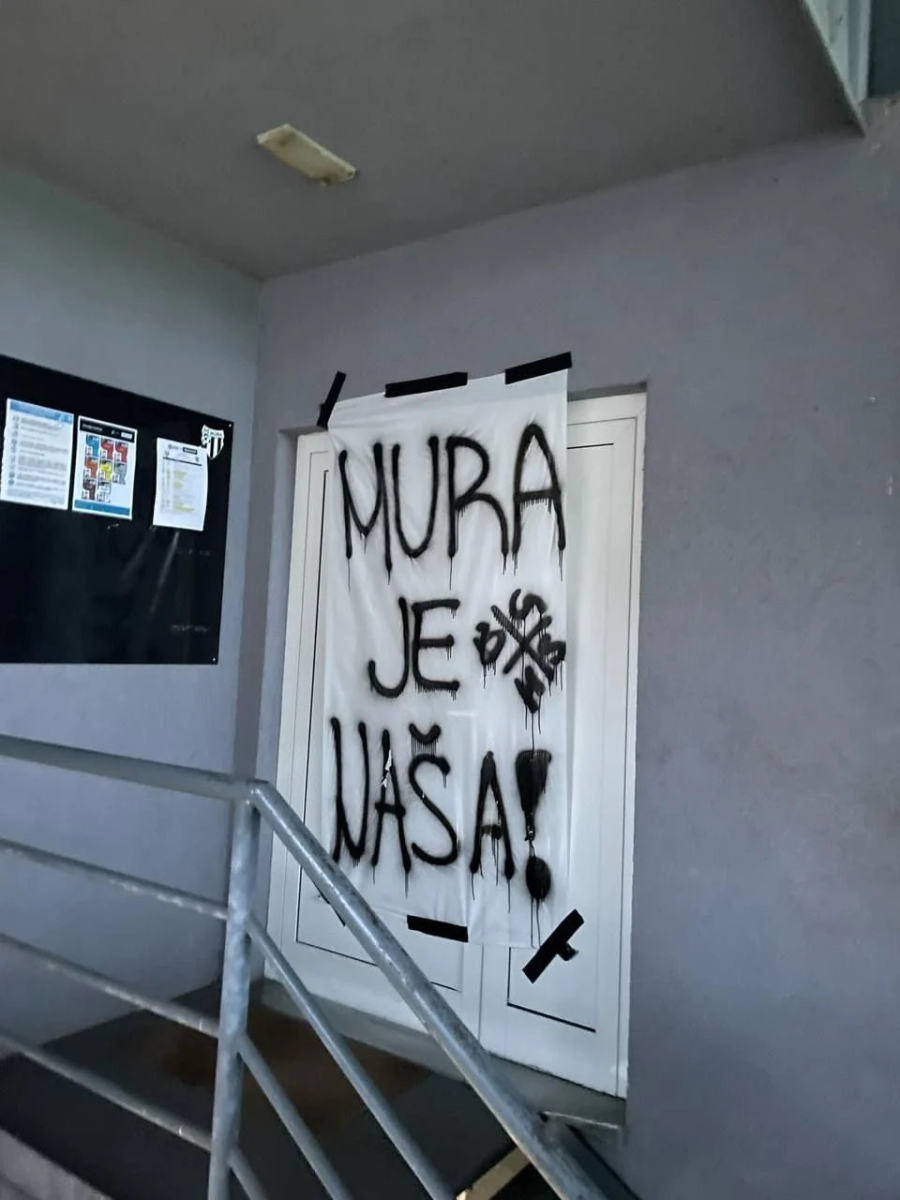 Napis na vratih, ki vodijo v klubske prostore na glavni tribuni. Napis na vratih, ki vodijo v klubske prostore na glavni tribuni.