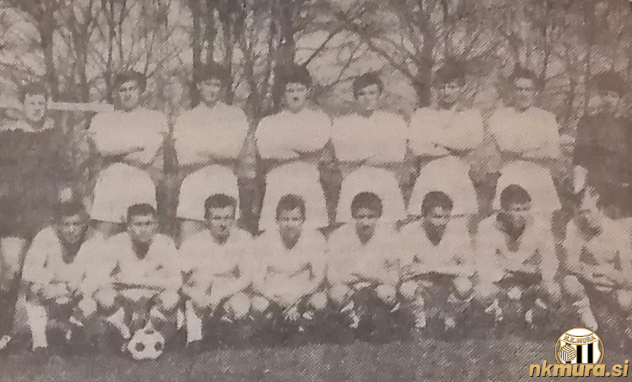 Nogometaši Mure na tekmi proti Slaviji (1. april 1967). Stojijo od leve: Pihler, Glažar, Kukanja, V. Horvat, Puškarič, Kerčmar, Miloševič in Slavic. Čepijo: Lacko, Tkalčec, Maučec, Sečko, Martinuzzi, J. Horvat, Koblencer in Jandl.